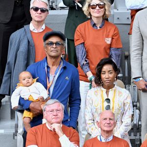 Yannick Noah, sa fille et sa compagne Malika lors de la cérémonie rendant hommage à la carrière de Rafael Nadal, le premier jour de Roland-Garros 2025, le 25 mai 2025 à Paris, en France.  Photo : ABACAPRESS.COM
