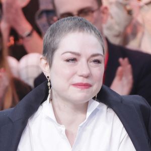 Emilie Dequenne n'est plus, elle s'est éteinte à 43 ans, emportée par la maladie

Exclusif -  Emilie Dequenne sur le plateau de l'émisson "C à vous" lors du 77ème Festival International du Film de Cannes
L’année dernière, en octobre, Émilie Dequenne a annoncé sur son compte Instagram être atteinte d’un « cancer rare ». Malgré les craintes, six mois plus tard, elle a révélé être en rémission complète.

Cette bonne nouvelle, elle l’avait partagée sur son compte Instagram également. À cette occasion, elle a révélé sa « nouvelle coiffure » présentant des cheveux très courts et gris. Après cette bataille contre la maladie, Émilie Dequenne est revenue plus forte que jamais et l’a démontré en montant les marches. © Jack Tribeca / Bestimage