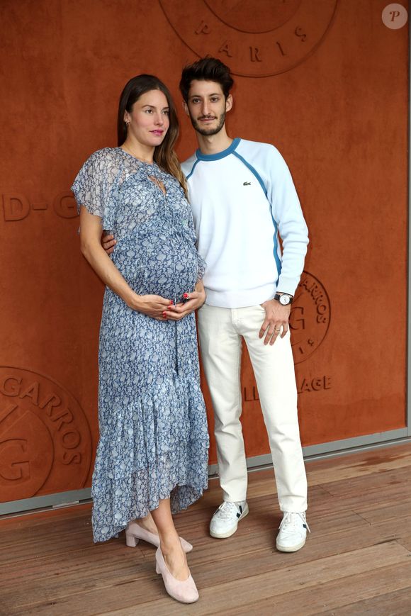 Pierre Niney et sa compagne Natasha Andrews enceinte de leur 2 ème enfant - People au village pour la finale hommes lors des internationaux de France de tennis de Roland Garros 2019 à Paris le 9 juin 2019.
© Jacovides - Moreau / Bestimage