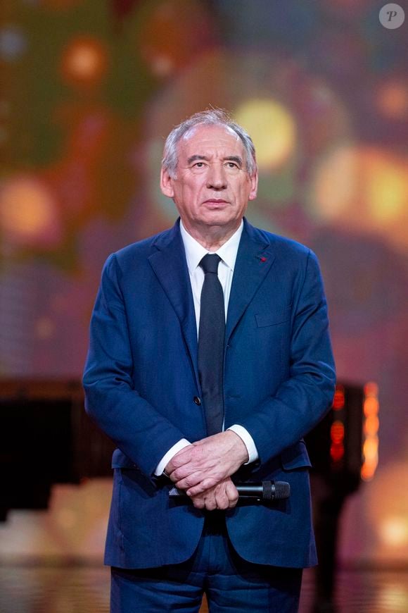 Exclusif - Le premier ministre François Bayrou sur le plateau de l’émission “Unis pour Mayotte” diffusée en direct sur France 2, qui a permis de récolter plus de 5 millions de dons le 17 décembre 2024. © Pierre Perusseau / Bestimage