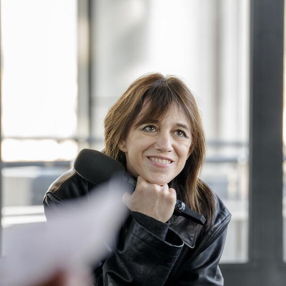 La chanteuse et actrice s'est confiée à plusieurs reprises sur son papa Serge Gainsbourg mais aussi sur sa maman Jane Birkin

Charlotte Gainsbourg dans "Les rencontres du Papotin", dans l'émission diffusée le samedi 5 avril 2025 sur France 2. © Léo Kekemenis - France Télévisions