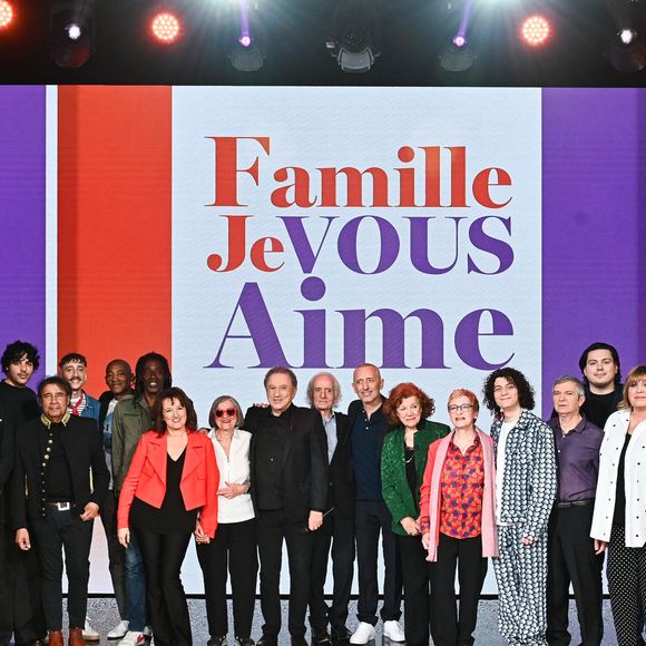 Exclusif - Michel Drucker entouré par Dany Brillant, sa mère Mireille Cohen, Laurent Voulzy et ses fils Quentin, Cliff, Nicolas et Julien, Anne Roumanoff et sa mère Colette, Gad Elmaleh et ses parents Régine et David Elmaleh, Roman Doduik et ses parents Véronique et Gérard Doduik, Michele Bernier et ses enfants Charlotte et Enzo Gaccio lors du backstage de l'enregistrement de l'émission "Famille je vous aime" présentée par M. Drucker et qui sera diffusée le 13 juin 2025 sur France 3, aux Studios rive gauche à Paris, France, le 15 avril 2025. © Clovis-Gaffiot/Bestimage
Tout au long de sa carrière, Michel Drucker a interviewé les parents de ses invités pour comprendre leur parcours. Il a tissé des liens avec chacune de leur famille. Voilà comment est née l'idée de " Famille je vous aime ".

Cette émission diffusée en prime time sur France 3, entre la Fête des Mères et la Fête des Pères, a pour thème principal la transmission.

La famille a toujours inspiré les artistes que ce soit en chanson ou en humour. Gad Elmaleh, le parrain de cette première émission sera accompagné de Régine et David, ses parents. Il y aura également Dany Brillant, Anne Roumanoff, Roman Doduick et leur maman, Michèle Bernier, Laurent Voulzy, Gérard Lanvin, Louis Chedid, Michel et Beatrice Leeb et leurs enfants, mais aussi David Hallyday et Olivier de Benoist dont les récents spectacles abordent ce sujet.

Entre émotion et fous rires, nous n'avons pas fini d'aimer ces drôles de Familles !