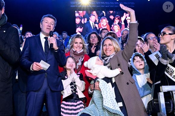 Christian Estrosi, le maire de Nice, sa femme Laura Tenoudji Estrosi, leur fille Bianca, Sarah Doraghi, Maud Fontenoy, la navigatrice et son 5eme enfant, sa fille Eléa, et Anthony Borré, le 1er adjoint au maire de la ville de Nice, durant la soirée d'ouverture de la 140eme édition du Carnaval de Nice "Roi des Oceans" à Nice, le 15 février 2025. © Bruno Bebert/Bestimage