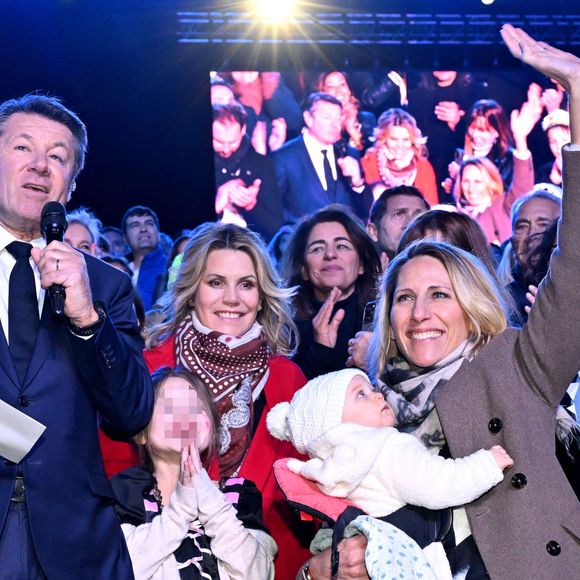 Christian Estrosi, le maire de Nice, sa femme Laura Tenoudji Estrosi, leur fille Bianca, Sarah Doraghi, Maud Fontenoy, la navigatrice et son 5eme enfant, sa fille Eléa, et Anthony Borré, le 1er adjoint au maire de la ville de Nice, durant la soirée d'ouverture de la 140eme édition du Carnaval de Nice "Roi des Oceans" à Nice, le 15 février 2025. © Bruno Bebert/Bestimage