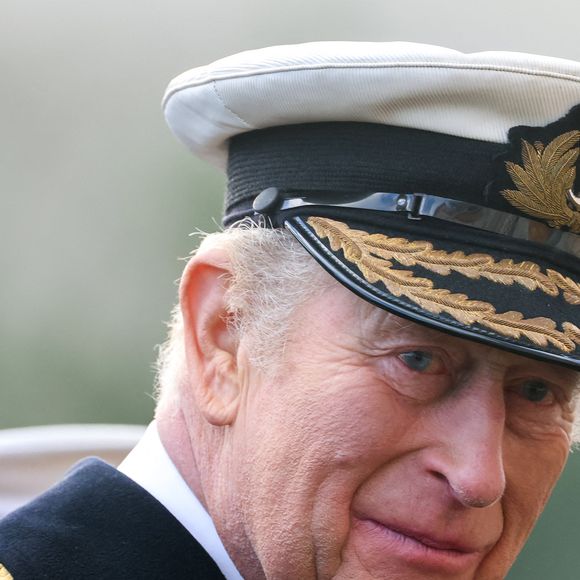 Le roi Charles III d'Angleterre observe les divisions du Lord High Admiral au Britannia Royal Naval College à Dartmouth. Photo par PA Photo/ Bestimage