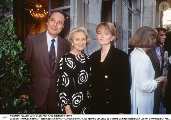 Interrogés par "Purepeople", des voisins affirment que le château de Bity est encore entretenu et que la fille du couple, Claude Chirac, vient régulièrement avec son mari.

Jacques Chirac, Bernadette Chirac et Claude Chirac à la décoration de l'ordre de chevalier de la légion d'honneur de Line Renaud, Paris, le 24 juin 1994. Crédit Bestimage