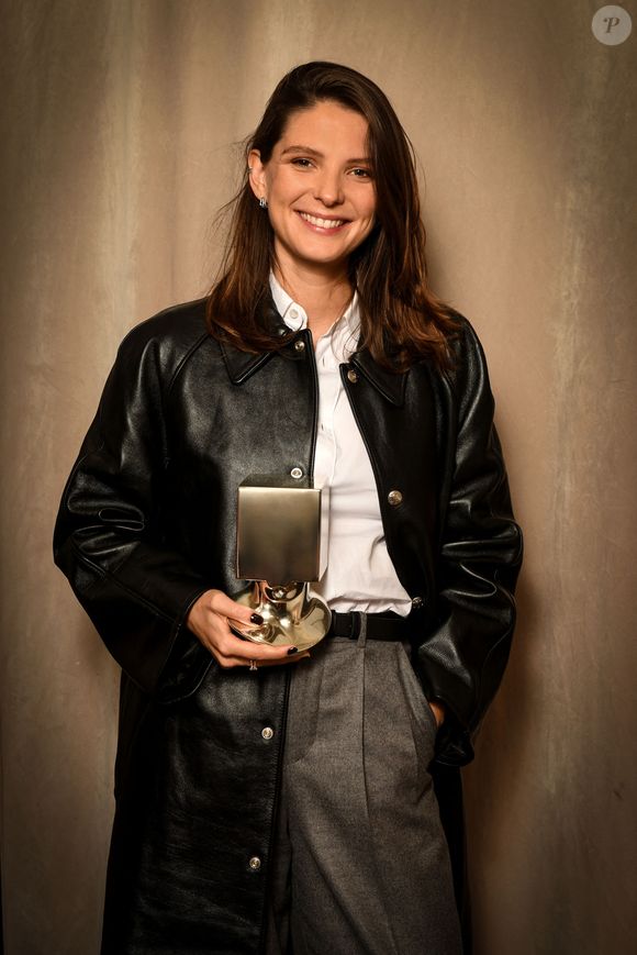 Joséphine Japy pose avec son prix lors de la soirée de clôture de la 7eme édition du Festival Cinéroman, à Nice, le 4 octobre 2025.
 © Bruno Bebert/Bestimage