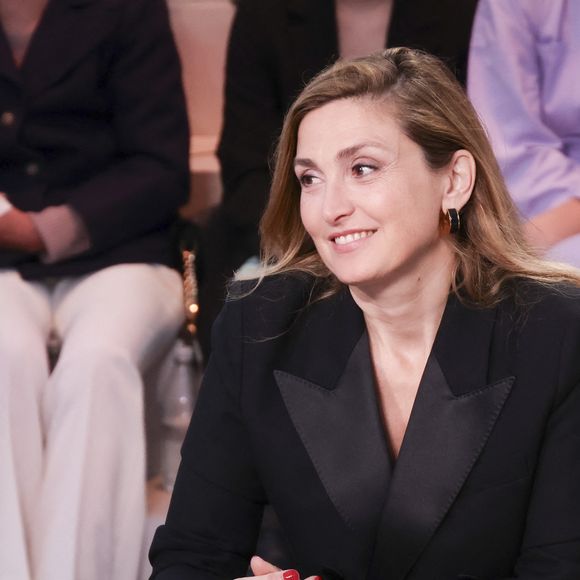 Julie Gayet - Plateau de l'émission "C à vous" lors du 78ème Festival International du Film de Cannes le 19 mai 2025. © Jack Tribeca / Bestimage