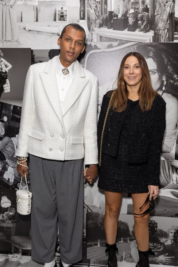 Le chanteur Stromae (Paul van Haver) et sa femme Coralie Barbier - Photocall au défilé Chanel Collection Femme Prêt-à-porter Printemps/Eté 2023 lors de la Fashion Week de Paris (PFW), France, le 4 octobre 2022. © Olivier Borde/Bestimage
