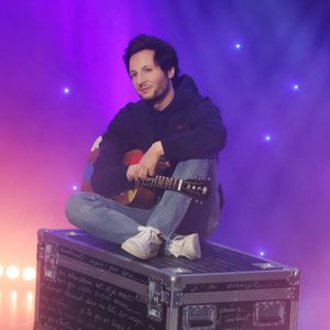 Il a d'ailleurs confié : "Pour les sourcils, ils ont un peu galéré parce que j'en ai pas (…) Ils ont refait les yeux. Ils ont changé deux fois la couleur. Trouver la bonne couleur, c'était compliqué". 

Vianney inaugure sa statue de cire au musée Grévin à Paris le 27 mai 2025.

© Denis Guignebourg / Bestimage