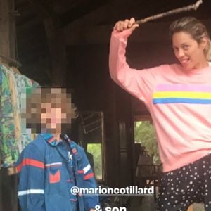 Le compagnon de Marion Cotillard et papa de Louise s'est confié le samedi 4 janvier face à Isabelle Ithubruru dans l'émission 50’Inside à propos de l'entrée dans le cinéma de son fils. 

Capture d'écran de Marion Cotillard et son fils Marcel, publié sur le compte public de Marguerite Bartherotte le 27 août 2018.