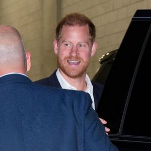 Prince Harry lors d'une apparition publique sans Meghan Markle.

Prince Harry spotted exiting The NY Times DealBook event in New York City. The British royal flashed a big smile as he attends solo while Meghan Markle is slated to attend an event on the west coast.