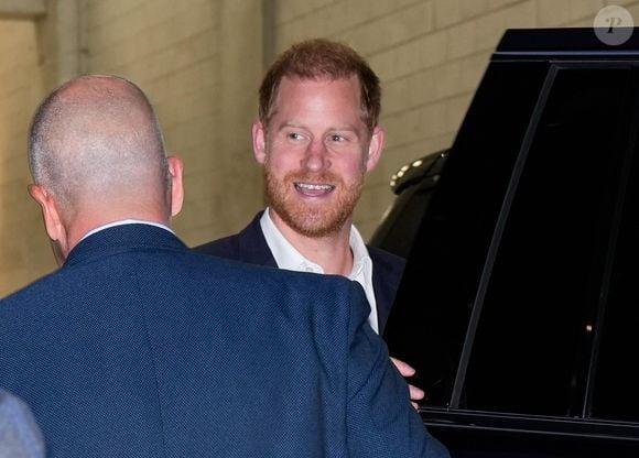 Prince Harry lors d'une apparition publique sans Meghan Markle.

Prince Harry spotted exiting The NY Times DealBook event in New York City. The British royal flashed a big smile as he attends solo while Meghan Markle is slated to attend an event on the west coast.