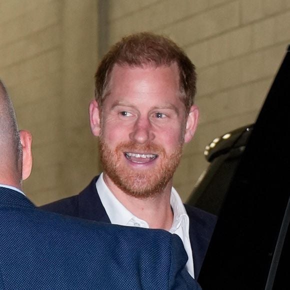 Prince Harry lors d'une apparition publique sans Meghan Markle.

Prince Harry spotted exiting The NY Times DealBook event in New York City. The British royal flashed a big smile as he attends solo while Meghan Markle is slated to attend an event on the west coast.