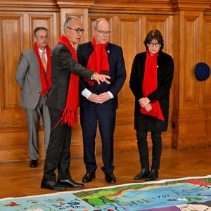 Le prince Albert II de Monaco, la princesse Stéphanie et sa fille Camille Gottlieb ont participé au déploiement des "Courtepointes" en mémoire des victimes du SIDA, au Musée Océanographique de Monaco, le 1er décembre 2022
©Bruno Bebert / Bestimage