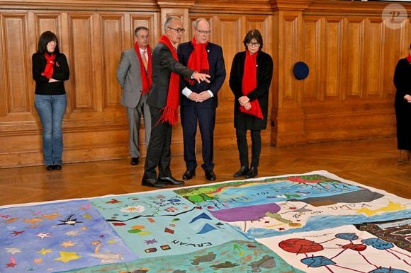 Le prince Albert II de Monaco, la princesse Stéphanie et sa fille Camille Gottlieb ont participé au déploiement des "Courtepointes" en mémoire des victimes du SIDA, au Musée Océanographique de Monaco, le 1er décembre 2022
©Bruno Bebert / Bestimage