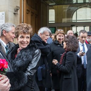 "Je n’oublierai jamais les éclats de rire général qu’a suscités dans l’assistance mon ‘aïe’ quand tu as essayé de faire avancer en force l’alliance vers la dernière phalange de mon annulaire boudiné” racontait Thomas Stern
Exclusif - Catherine Laborde et son mari Thomas Stern - Catherine Laborde a epouse son compagnon de longue date Thomas Stern, publicitaire, samedi 9 novembre 2013 a la mairie du 2e arrondissement de Paris, en presence de ses amis les plus proches.