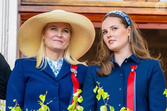 Lors des célébrations de la Fête nationale norvégienne, le 17 mai 2025, la princesse héritière Mette-Marit et la princesse Ingrid Alexandra salueront le public depuis le balcon du Palais royal d'Oslo. Cet événement marque un moment important des festivités annuelles du pays. ©  Backgrid USA / Bestimage