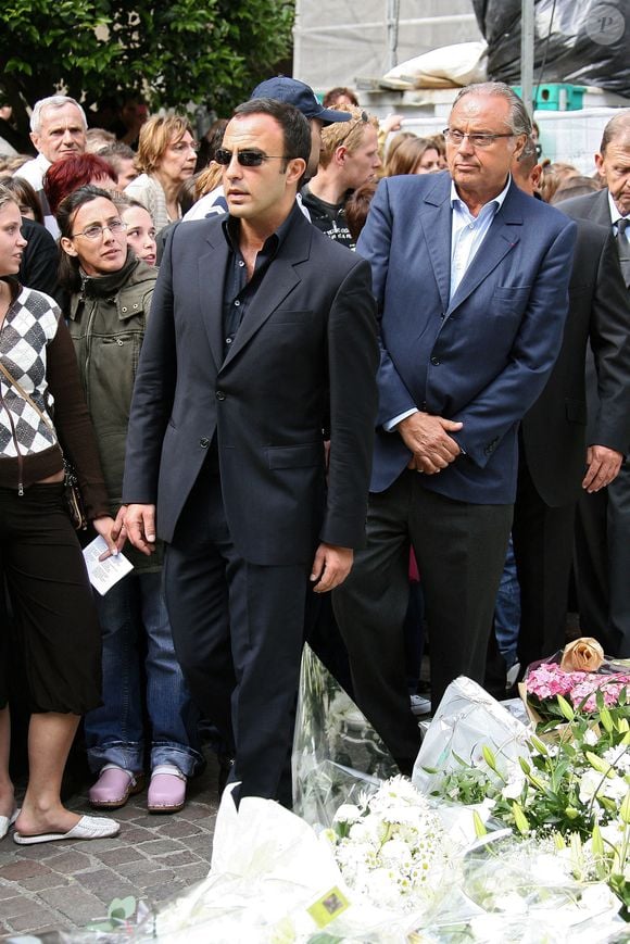 Nikos Aliagas au service funéraire de Grégory Lemarchal, gagnant de la Star Academy, à Chambéry, France, le 3 mai 2007. Crédit Abaca