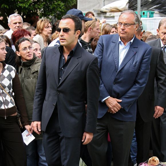 Nikos Aliagas au service funéraire de Grégory Lemarchal, gagnant de la Star Academy, à Chambéry, France, le 3 mai 2007. Crédit Abaca