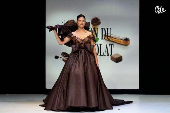 L’artisan chocolatier et président de Relais Desserts, Vincent Guerlais & le couturier Nicolas Fafiotte Modèle porté par Flavie Péan - Défilé d'ouverture du salon du chocolat 2023 à Paris porte de Versailles en faveur de l’association Mécénat Chirurgie Cardiaque le 27 octobre 2023.
© Perusseau / Veeren / Bestimage