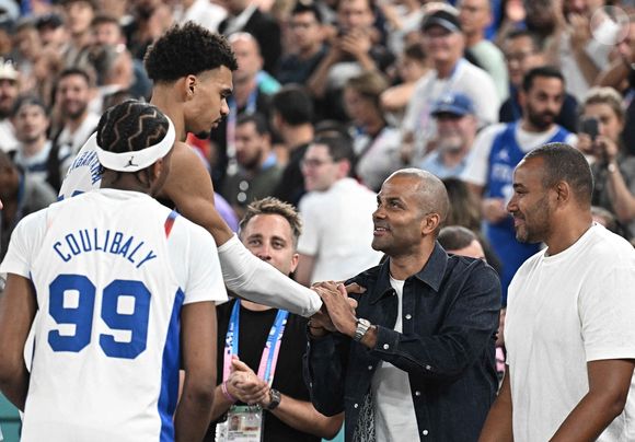 Victor Wembanyama de l'équipe de France et Tony Parker célèbrent la victoire de la France lors de la demi-finale de basket-ball entre la France et l'Allemagne le 8 août 2024. Photo by David Niviere/ABACAPRESS.COM