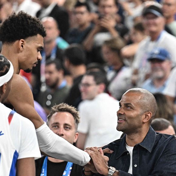 Victor Wembanyama de l'équipe de France et Tony Parker célèbrent la victoire de la France lors de la demi-finale de basket-ball entre la France et l'Allemagne le 8 août 2024. Photo by David Niviere/ABACAPRESS.COM