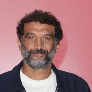 "Les papas poules, ils me dégoûtent. Les papas avec des sacs où ils mettent leurs enfants dedans. Mais par la force des choses, je vois que je suis un de ceux-là. Alors je n'ai pas le sac à dos, tout ça, mais je suis beaucoup plus présent que ne l'était mon père pour moi".

Ramzy Bedia - Première du film "La Classe Moyenne" au cinéma Pathé Palace à Paris, le 16 septembre 2025. © Guirec Coadic/Bestimage