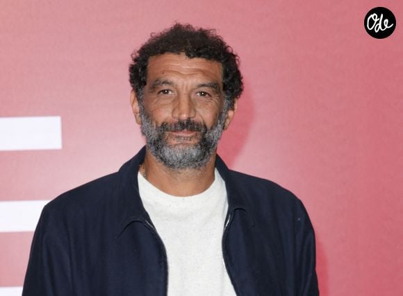 "Les papas poules, ils me dégoûtent. Les papas avec des sacs où ils mettent leurs enfants dedans. Mais par la force des choses, je vois que je suis un de ceux-là. Alors je n'ai pas le sac à dos, tout ça, mais je suis beaucoup plus présent que ne l'était mon père pour moi".

Ramzy Bedia - Première du film "La Classe Moyenne" au cinéma Pathé Palace à Paris, le 16 septembre 2025. © Guirec Coadic/Bestimage