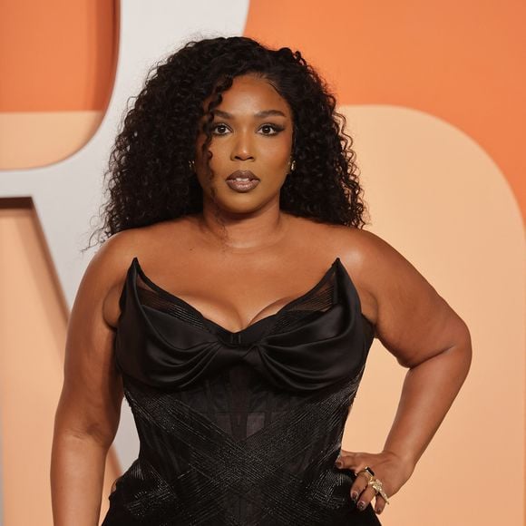 Elle confie aussi avoir mis l’alcool de côté pendant un temps, avant de s’autoriser un verre à l’occasion. 

Lizzo assiste à la Vanity Fair Oscar Party 2025 au Wallis Annenberg Center for the Performing Arts le 2 mars 2025 à Beverly Hills, Californie. Photo Press Service / BESTIMAGE