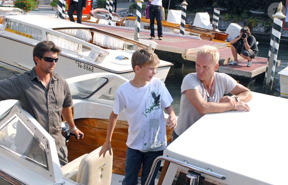 Alors que son fils joue avec les photographes, Sting attend sa femme Trudie Styler sur un bateau taxi à la 63ème édition de la Mostra de Venise, le 4 septembre 2006. Photo by Nicolas Khayat/ABACAPRESS.COM