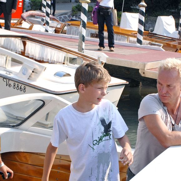 Alors que son fils joue avec les photographes, Sting attend sa femme Trudie Styler sur un bateau taxi à la 63ème édition de la Mostra de Venise, le 4 septembre 2006. Photo by Nicolas Khayat/ABACAPRESS.COM