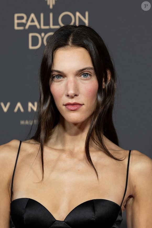 Charlotte Cardin au photocall de la 69ème cérémonie du Ballon D'Or 2025 au théâtre du Châtelet à Paris, France, le 22 septembre 2025. © Cyril Moreau/Bestimage