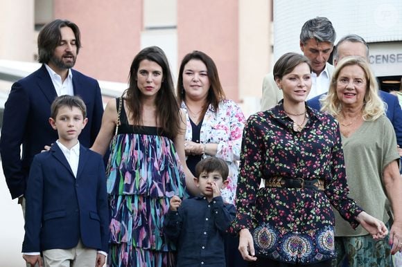 Dimitri Rassam, Charlotte Casiraghi, Raphaël Elmaleh, Balthazar Rassam, la princesse Charlene de Monaco lors du traditionnel pique-nique "U Cavagnëtu" au parc Princesse Antoinette à Monaco le 9 septembre 2023.

© Claudia Albuquerque / Bestimage