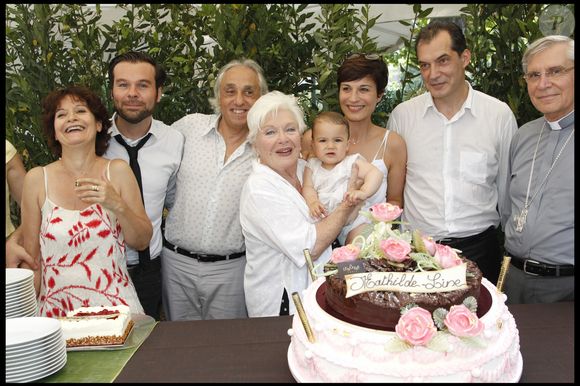Déjeuner pour le baptême de la fille de Samuel Labarthe et Hélène Médigue, Mathilde, en présence de sa marraine Line Renaud au pavillon de l'Elysée le 2 juillet 2010
Bestimage