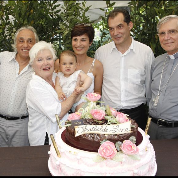 Déjeuner pour le baptême de la fille de Samuel Labarthe et Hélène Médigue, Mathilde, en présence de sa marraine Line Renaud au pavillon de l'Elysée le 2 juillet 2010
Bestimage