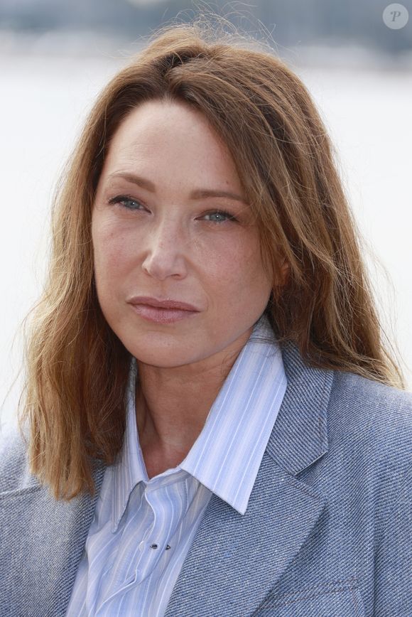 "J'ai fait le choix de m'éloigner de Paris [...] car je ne supportais pas de jouer la comédie", confiait-elle en 2021. Ce besoin d'authenticité n'a jamais été aussi nécessaire.

Laura Smet de la série "Surface". La 8ème édition du festival CANNESERIES à Cannes
lundi 28 avril 2025. 

© Christophe Aubert via Bestimage