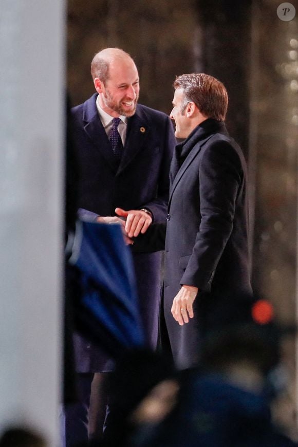 En tant que colonel en chef du 1er bataillon du régiment Mercian
Emmanuel Macron, président de la République Française et le prince William, prince de Galles - Arrivées à la cérémonie de réouverture de la cathédrale Notre-Dame de Paris, le 7 décembre 2024. Joyau de l’art gothique, lieu de culte et de culture, symbole universel de la France et de son histoire, la cathédrale de Notre-Dame de Paris rouvre ses portes les 7 et 8 décembre, cinq ans après le terrible incendie qui l’avait ravagée le 15 avril 2019. © Bestimage