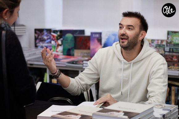 EXCLUSIF - Le chef français Cyril Lignac lors de sa première séance de dédicaces à la veille de la sortie de son nouveau livre « Saisons » à la librairie Mollat à Bordeaux, en France, le 16 octobre 2019.  Photo de Thibaud Moritz/ABACAPRESS.COM