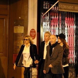 Exclusif - Prix special - no web - Nathalie Delon, Alain Delon et Alyson le Borges - Alain Delon en famille pour fêter ses 80 ans au restaurant La Corte, rue du faubourg St-Honoré à Paris le 7 novembre 2015. L'acteur était entouré de son ex femme Nathalie Delon, de ses enfants Anthony Delon , accompagné de ses 3 filles Loup et Liv et Alsyon Le Borges, de sa fille Anouchka Delon et de son fils Alain-Fabien Delon.