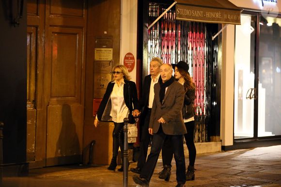 Exclusif - Prix special - no web - Nathalie Delon, Alain Delon et Alyson le Borges - Alain Delon en famille pour fêter ses 80 ans au restaurant La Corte, rue du faubourg St-Honoré à Paris le 7 novembre 2015. L'acteur était entouré de son ex femme Nathalie Delon, de ses enfants Anthony Delon , accompagné de ses 3 filles Loup et Liv et Alsyon Le Borges, de sa fille Anouchka Delon et de son fils Alain-Fabien Delon.