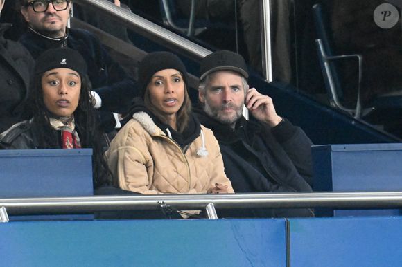 Sonia Rolland et son mari Guillaume Gabriel en tribunes lors du match de football Ligue 1 Uber Eats opposant le Paris Saint-Germain (PSG) à l'OGC Nice (1-0) au Parc des Princes à Paris, France, le 1er novembre 2025. © Lionel Urman/Bestimage
