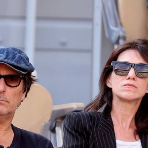 Charlotte Gainsbourg et son compagnon Yvan Attal en tribunes lors des Internationaux de France de tennis de Roland Garros 2023, à Paris, France, le 9 juin 2023. © Jacovides-Moreau/Bestimage