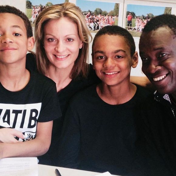 Le jeune homme a commencé sa carrière à Bordeaux.
Audrey Crespo-Mara, son mari Aliou Mara, leurs fils Sékou (2002) et Lamine (2005) le 26 avril 2015 à Bordeaux.©Bestimage