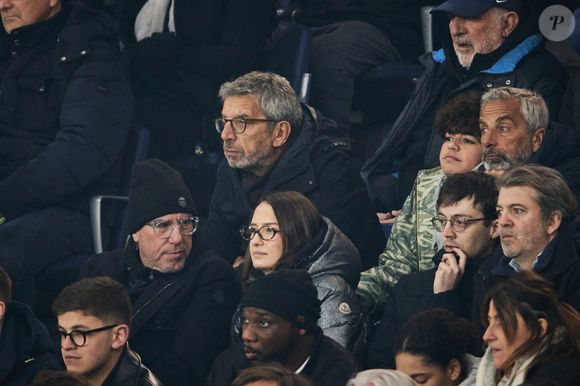 Michel Cymes - Célébrités dans les tribunes lors du match de Ligue 1 McDonald's opposant le Paris Saint-Germain (PSG) à l'Olympique de Marseille (OM) - (3-1) au Parc des Princes à Paris le 16 mars 2025. © Cyril Moreau/Bestimage