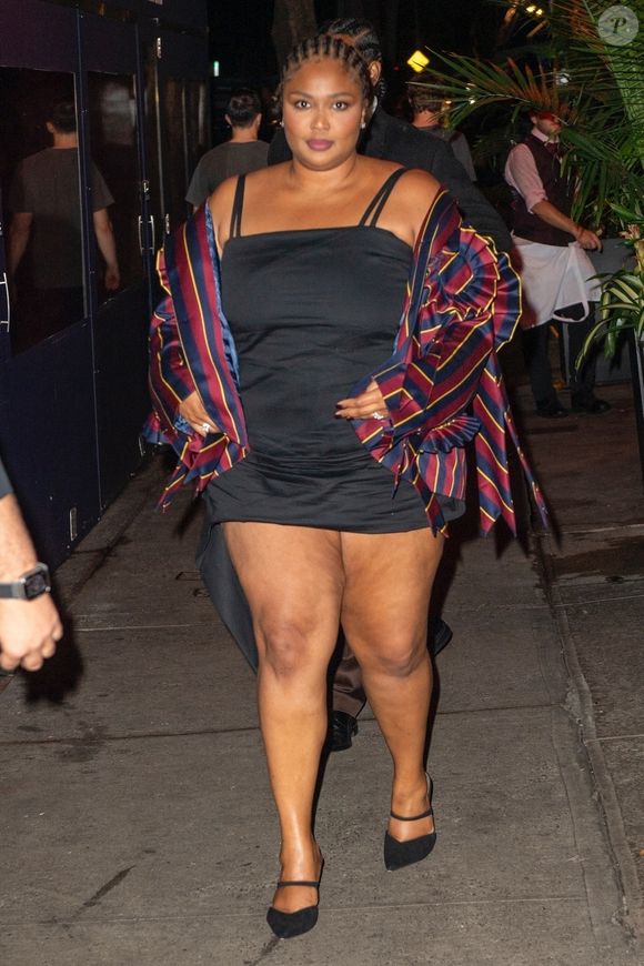 New York, NY — EXCLUSIF — Lizzo fait une rare apparition publique, mettant en valeur ses longues jambes dans une mini-robe chic, un blazer rayé coloré et des talons, alors qu’elle sort dîner au restaurant Carbone à New York. Backgrid USA / Bestimage