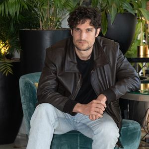 Louis Garrel a décrit des discriminations quotidiennes, notamment en Italie.
Louis Garrel pose pour les photographes lors du photocall du film 'Coutures' pendant la XVIème édition du Festival du Film Français Rendez-Vous 2026.
© BACKGRID UK 11 AVRIL 2026