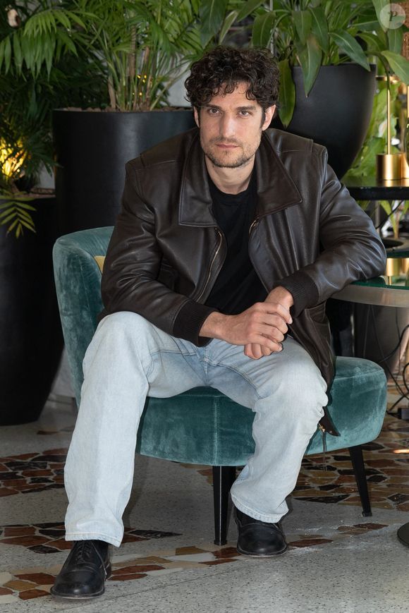 Louis Garrel a décrit des discriminations quotidiennes, notamment en Italie.
Louis Garrel pose pour les photographes lors du photocall du film 'Coutures' pendant la XVIème édition du Festival du Film Français Rendez-Vous 2026.
© BACKGRID UK 11 AVRIL 2026