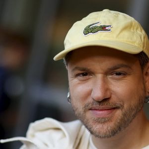 Le DJ de 38 ans a adoré l’expérience du doublage et rêve désormais de cinéma.

Quentin Mosimann au village lors des Internationaux de France de Tennis de Roland Garros 2026. Paris. © Jacovides-Moreau / Bestimage