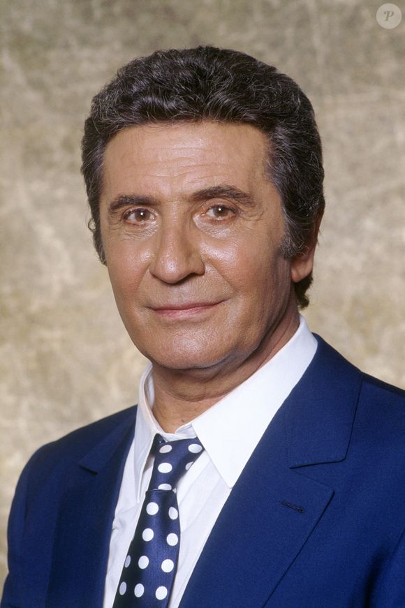 "Je sais. Papa n’a pas la place qu’il mérite au Panthéon de la chanson française. Je ne comprends pas et je n’ai pas de réponse à ces questions", a confié la fille de l'interprète de "Et maintenant".

Le chanteur français Gilbert Becaud à Paris, France, en mai 1986. Photo par Pascal Baril/ABACAPRESS.COM